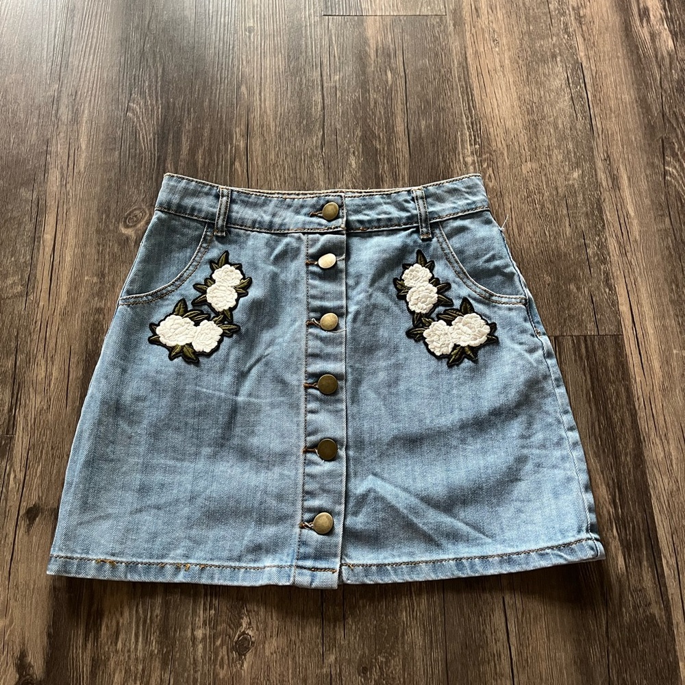NWOT Forever 21 Denim / Jean Skirt with Floral Patches